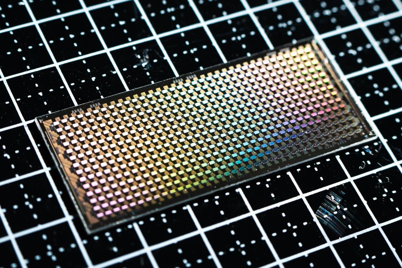 国产首颗超500比特超导量子计算芯片“骁鸿”发布