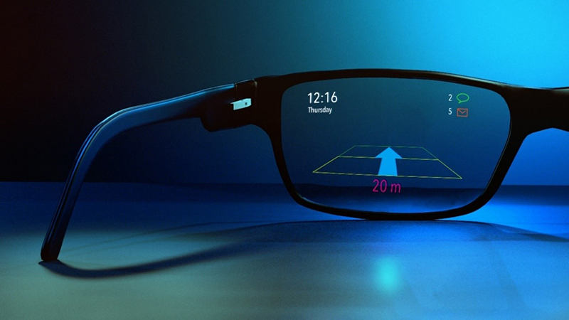 在增强现实眼镜的帮助下，有关用户周围环境的有用信息可以直接投影到用户的视野中.jpg
