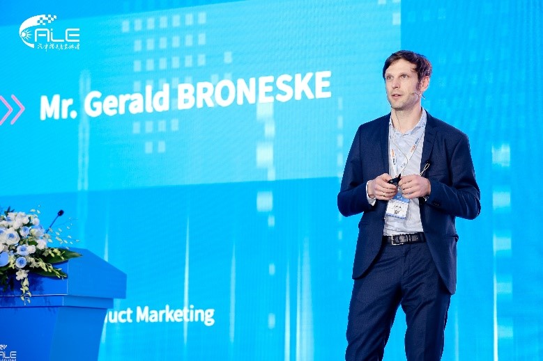 艾迈斯欧司朗全球汽车产品营销副总裁Gerald Broneske在汽车灯具产业发展技术论坛发表精彩演讲.jpg